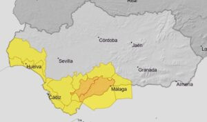 El 112 recomienda extremar la precaución este sábado ante el aviso naranja por fuertes lluvias en Málaga y Cádiz | europapress.es