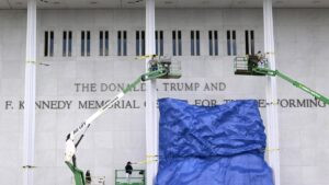 El Centro Kennedy de las Artes añade el nombre de Trump a su fachada tras el polémico rebautizo | elperiodico.com