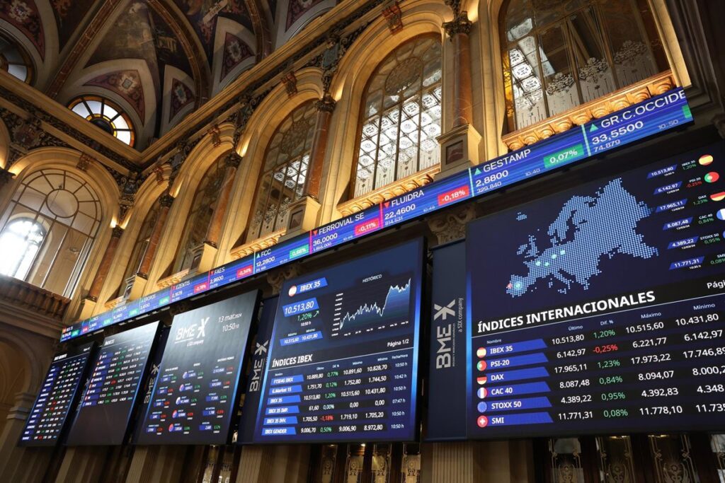 El Ibex 35 avanza casi un 1% y cierra por encima de los 16.700 puntos, nuevo máximo histórico