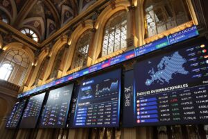 El Ibex 35 avanza casi un 1% y cierra por encima de los 16.700 puntos, nuevo máximo histórico | europapress.es