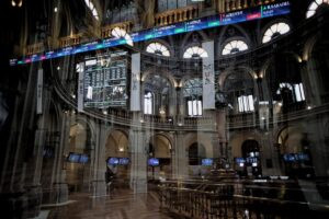 El Ibex 35 cierra 2025 como su mejor ejercicio en 32 años al revalorizarse un 49% y superar los 17.000 puntos | europapress.es