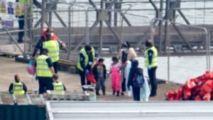 El Reino Unido se suma a la ola antiinmigratoria en Europa y reclama revisar las leyes de derechos humanos para acelerar las deportaciones | elperiodico.com