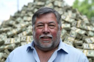 El cofundador de Apple lleva 30 años con una cómica tradición al pagar con sus propios billetes personalizados de dos dólares