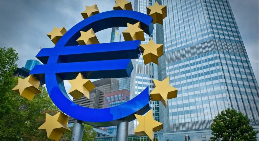 El euro saca terreno a la divisa estadounidense con el cambio sobre los 1,17 dólares ante la última palabra del año del BCE
