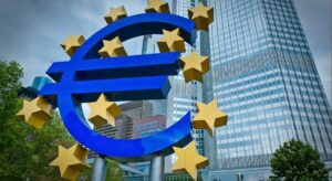 El euro saca terreno a la divisa estadounidense con el cambio sobre los 1,17 dólares ante la última palabra del año del BCE