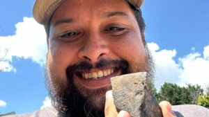 El lucrativo negocio de los buscadores de meteoritos que ganan miles de dólares vendiéndolos