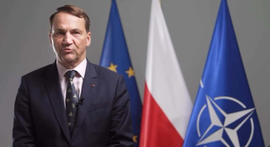 El ministro de Exteriores polaco contesta a Elon Musk: "Váyase a Marte, allí no hay censura ni saludos nazis"