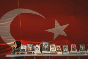 El nuevo proceso de paz de Turquía con el PKK : más sombras que luces | elperiodico.com