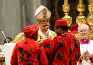 El papa lamenta la economía que trata «al hombre como mercancía» en su primera misa de Gallo