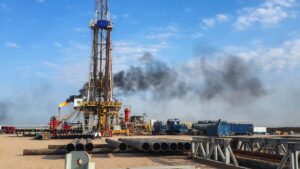 El petróleo cae con fuerza y hace saltar las dos últimas alarmas que anticipan el gran desplome del crudo