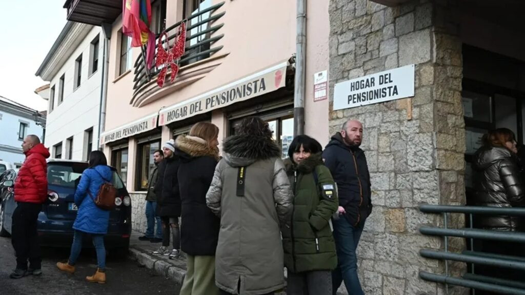 El premio de la lotería navideña divide a un pueblo español que vendió papeletas en exceso