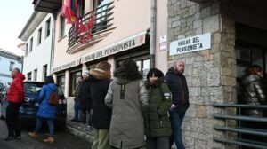 El premio de la lotería navideña divide a un pueblo español que vendió papeletas en exceso