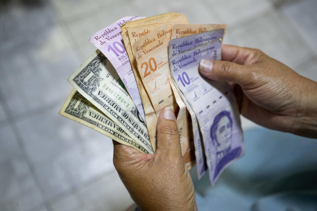 El salario mínimo se volvió sal y agua en Venezuela: cayó a medio dólar