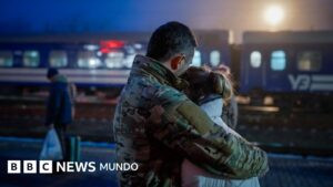 El «tren del amor» en el que mujeres ucranianas visitan a sus esposos que combaten contra Rusia