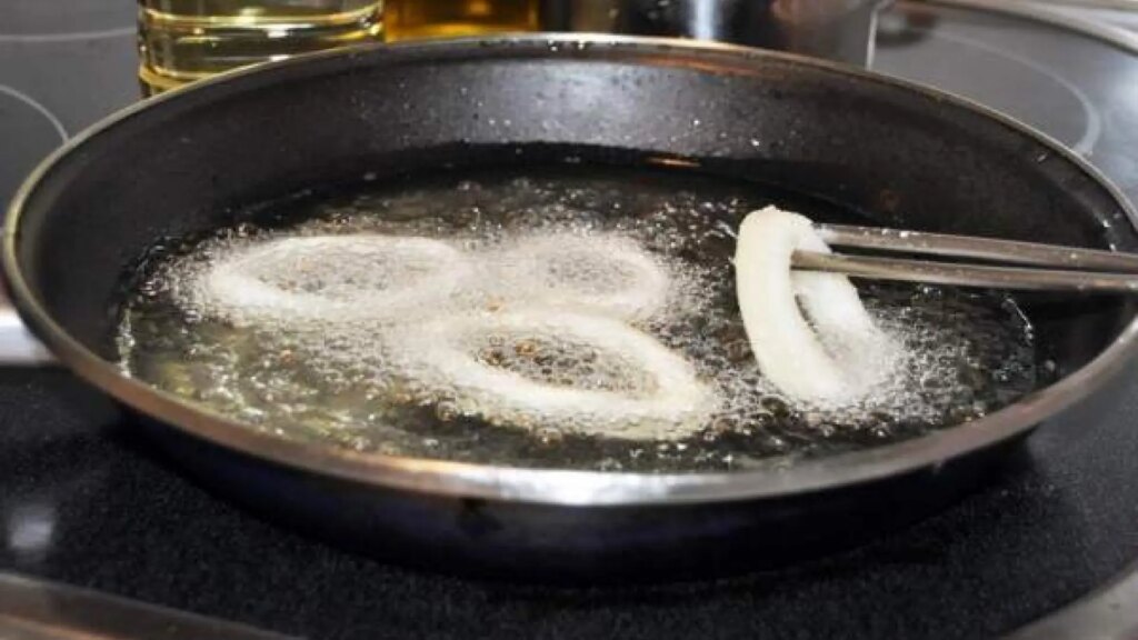El truco de restaurante para eliminar el olor a fritura cuando cocinamos en casa