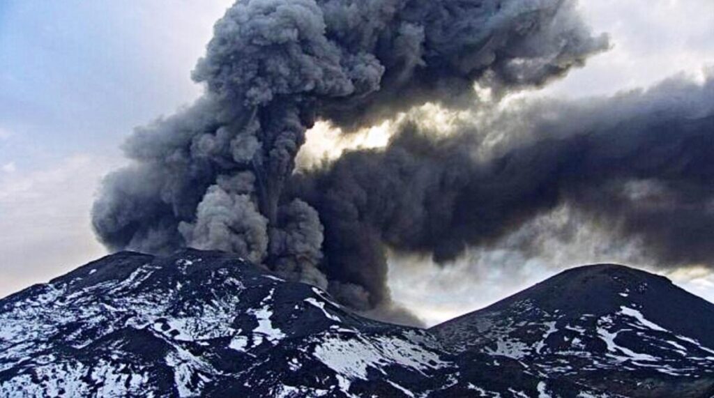 El volcán Puracé registra nueva emisión de gas y ceniza: autoridades mantienen vigilancia reforzada