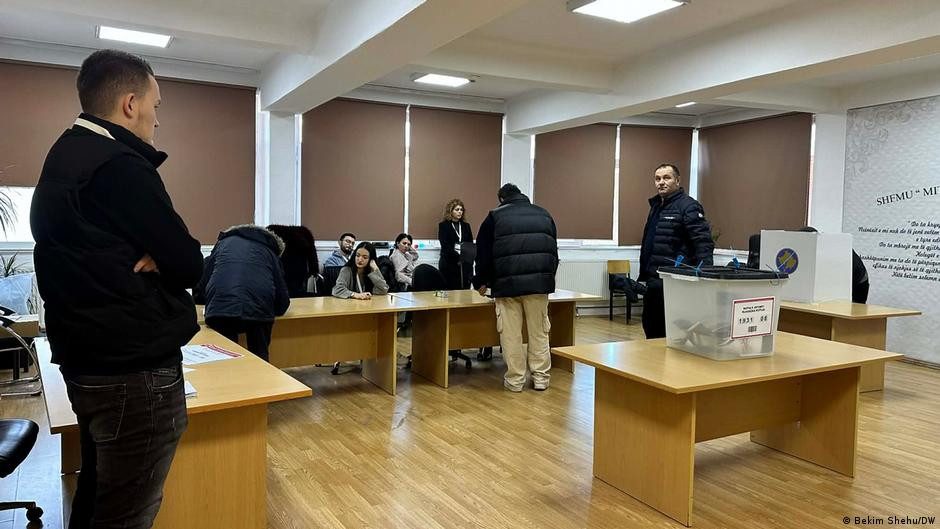 Elecciones legislativas de Kosovo transcurren sin incidentes – DW – 28/12/2025