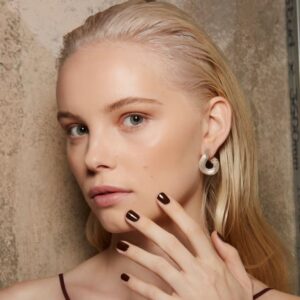 Elegancia navideña: tonos tierra perfectos para tu manicura