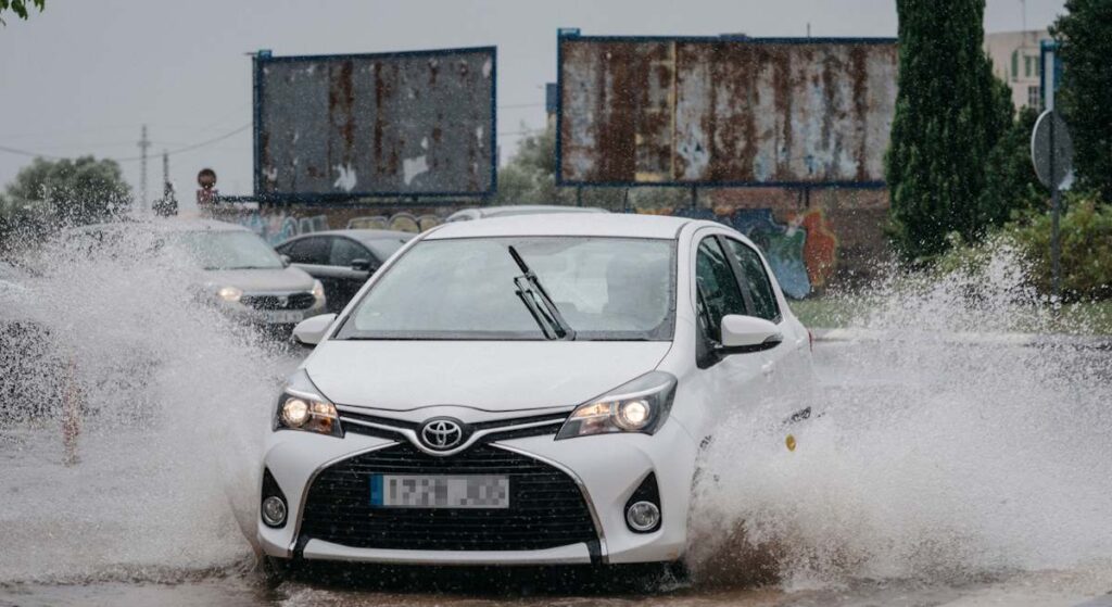 Emergencias eleva a alerta roja por lluvias en todo el litoral de Valencia y mantiene amarilla en Alicante y Castellón