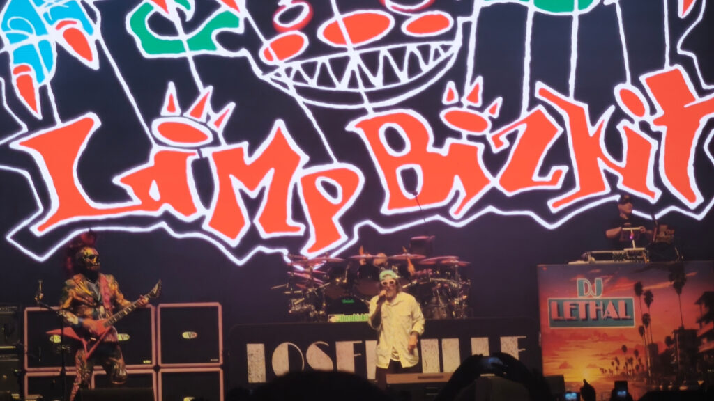 En un mar de gorras rojas, Limp Bizkit volvió a Bogotá con homenaje a Sam Rivers en el festival Loserville