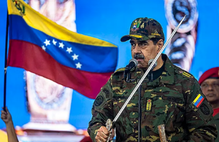Entrampado en su retórica de guerra