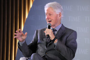Equipo de Clinton se defiende tras publicación de imágenes suyas en los archivos Epstein – AlbertoNews