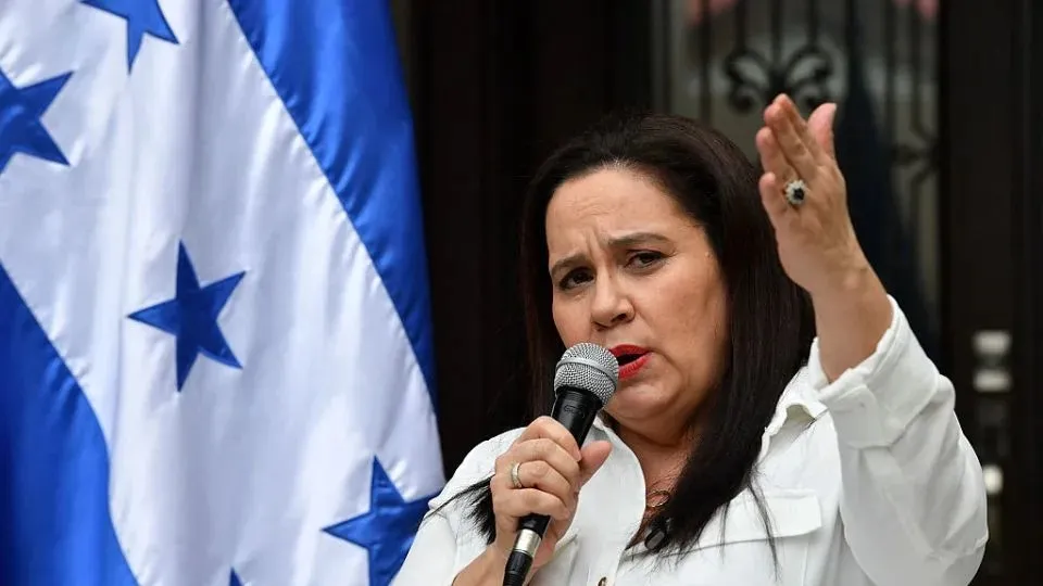 Esposa de Hernández dice que aún no deciden si regresará a Honduras tras indulto de Trump - AlbertoNews