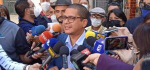 Esposa del politólogo Nicmer Evans denuncia su detención