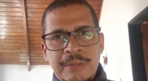 Esposa del politólogo Nicmer Evans exige saber su paradero tras presunta detención