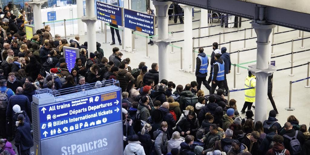 Eurostar reanuda progresivamente el servicio de trenes tras resolver un problema técnico