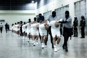 Exprisioneros en El Salvador exigen limpiar su nombre y un pago en EEUU