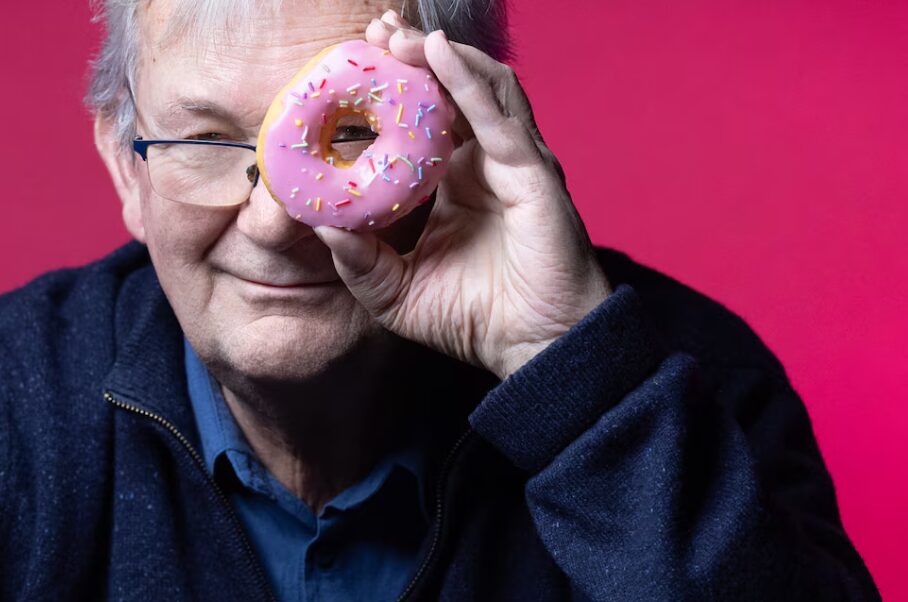 Falleció Martin Parr, el fotógrafo que retrató con ironía el consumismo y las vacaciones de masas - AlbertoNews
