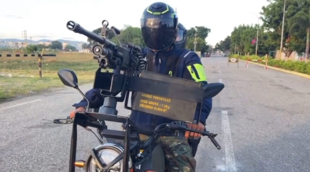 Fanb instala ametralladoras en motos como en Mad Max, pero las acribillan con burlas (VIDEO)