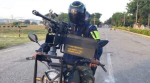 Fanb instala ametralladoras en motos como en Mad Max, pero las acribillan con burlas (VIDEO)