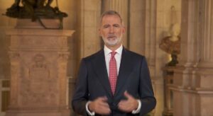 Felipe VI pide «ejemplaridad» a los poderes públicos y diálogo frente al radicalismo