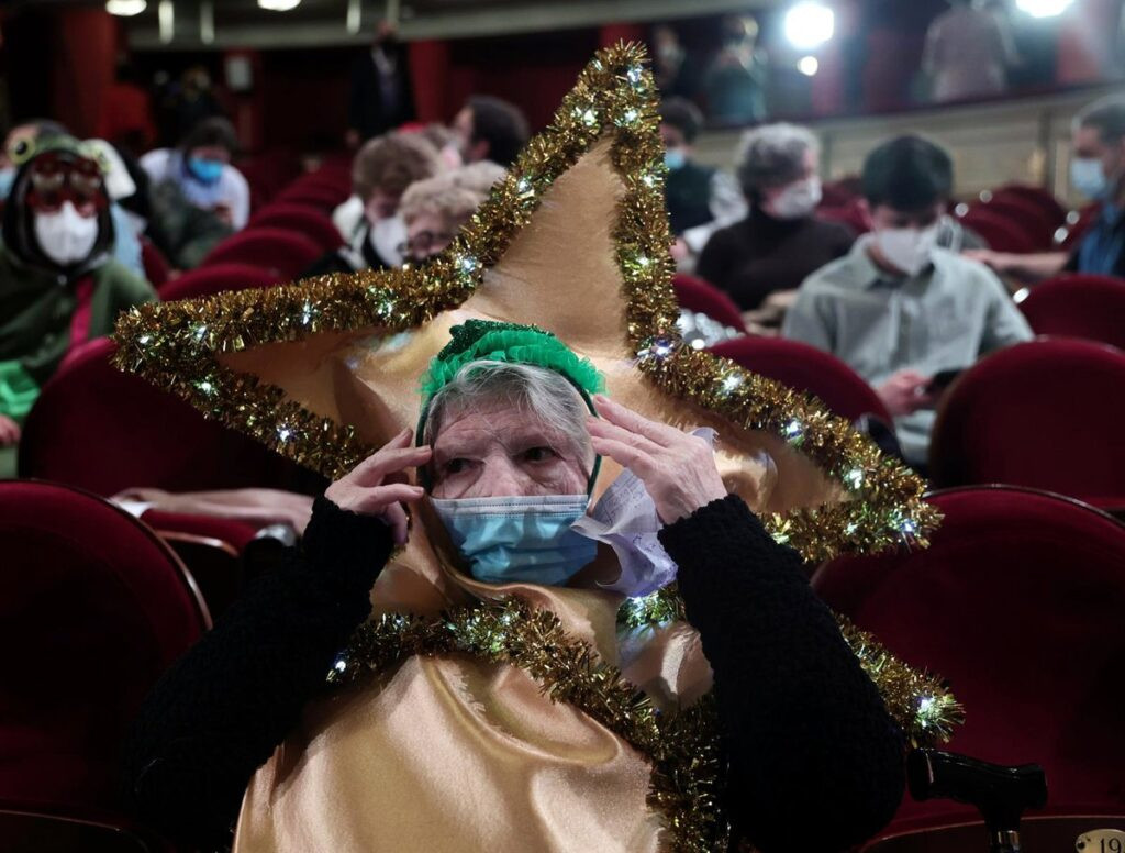 Fiesta, disfraces tradicionales, nervios y un afortunado en el Sorteo de Navidad del Teatro Real
