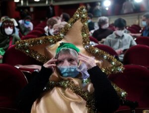 Fiesta, disfraces tradicionales, nervios y un afortunado en el Sorteo de Navidad del Teatro Real | europapress.es