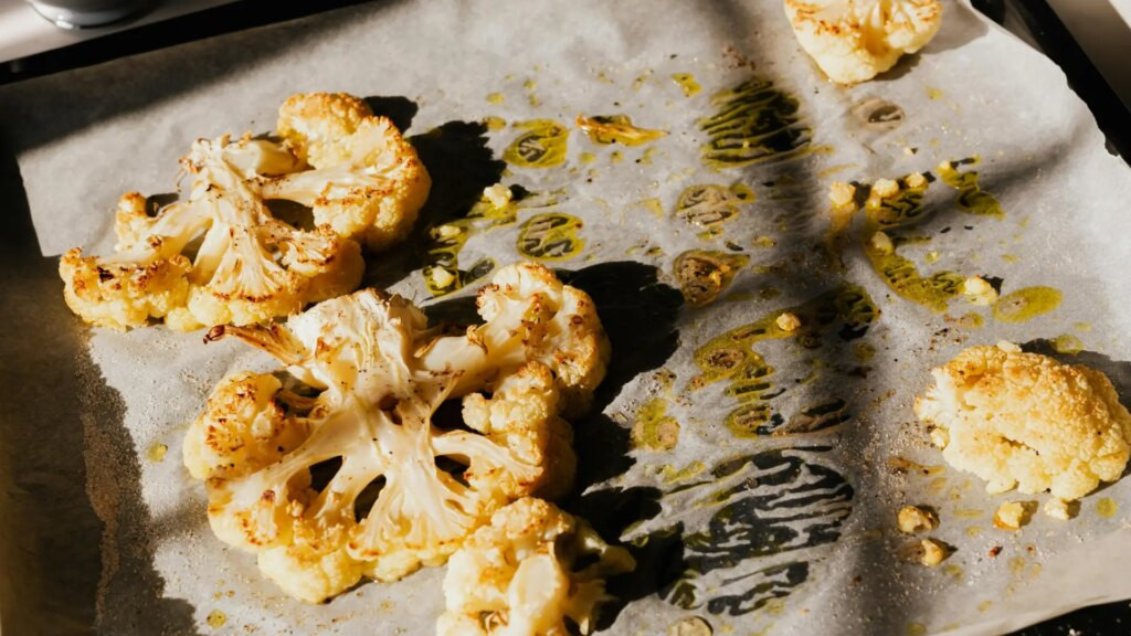 Filetes de coliflor al horno, la forma más sorprendente y barata de comer verdura como si fuera carne