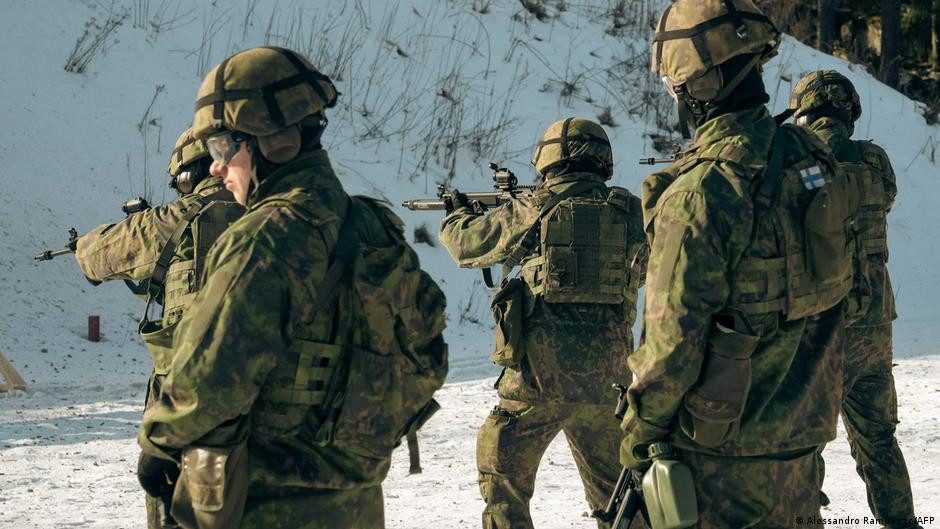 Finlandia ampliará edad de los reservistas hasta los 65 años – DW – 22/12/2025