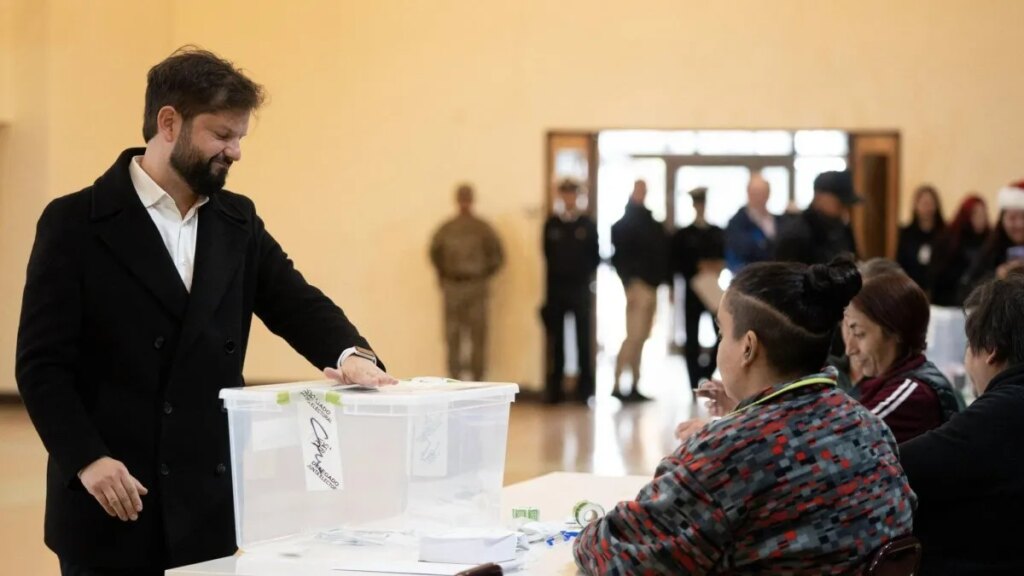Gabriel Boric votó por última vez como presidente de Chile y descartó plebiscito a su gestión