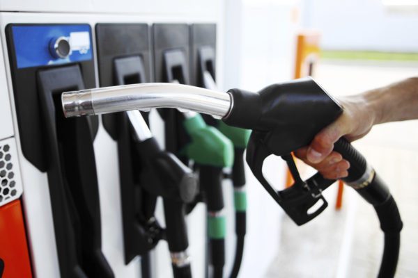 Gobierno de Bolivia negocia con sectores para evitar huelga contra retiro de la subvención al combustible