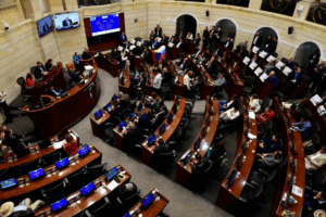 Gobierno de Gustavo Petro alista decreto para eliminar la prima de servicios de los congresistas
