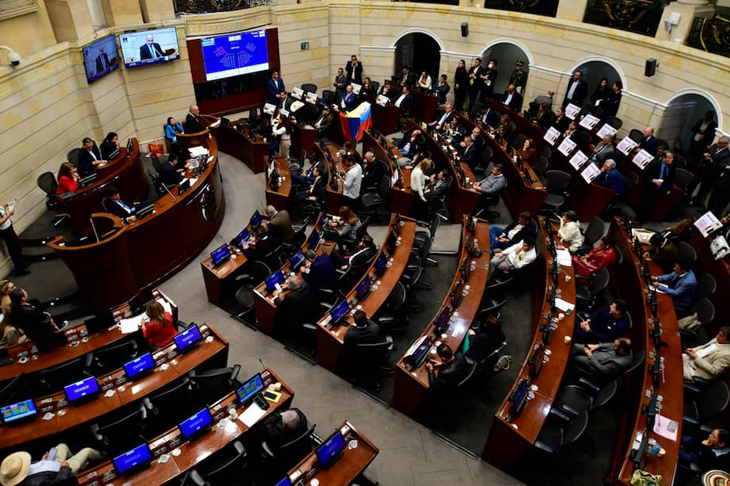Gobierno de Gustavo Petro alista decreto para eliminar la prima de servicios de los congresistas