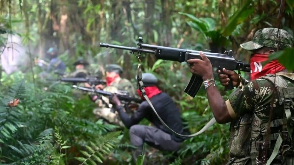 Guerrilla ELN ordena confinamiento de civiles en Colombia ante amenazas de "intervención" de Trump - AlbertoNews