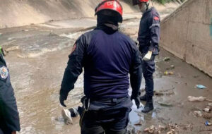 Hombre muere tras caer en las riberas del río Guaire