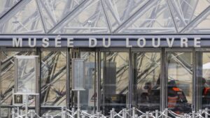 INUNDACION LOUVRE | Nuevo incidente en el Louvre: 400 obras dañadas, algunas «irrecuperables», por una inundación en la biblioteca de antigüedades egipcias | elperiodico.com