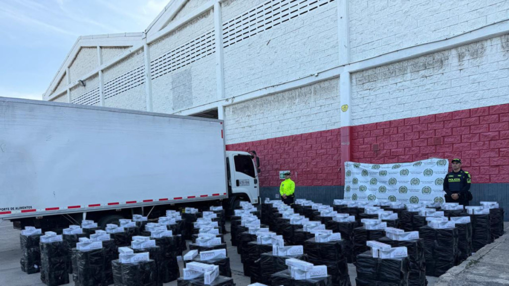 Incautan 64.500 cajetillas de cigarrillos de contrabando ocultas en furgón en Barranquilla; un capturado