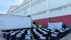 Incautan 64.500 cajetillas de cigarrillos de contrabando ocultas en furgón en Barranquilla; un capturado