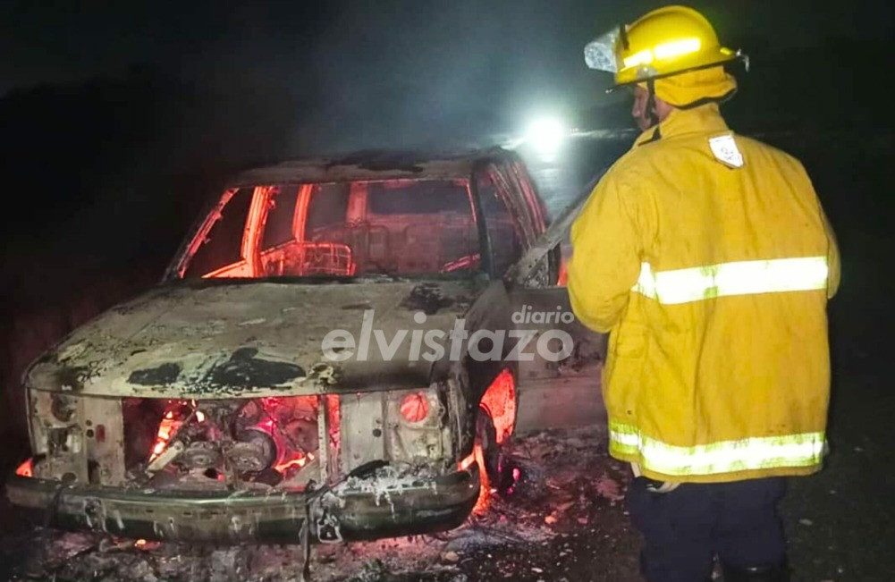Incendio consumió camioneta Blazer en estado de abandono en la zona norte de Anzoátegui