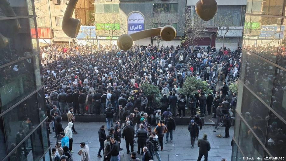 Irán cumple cuatro días de protestas por crisis económica – DW – 31/12/2025